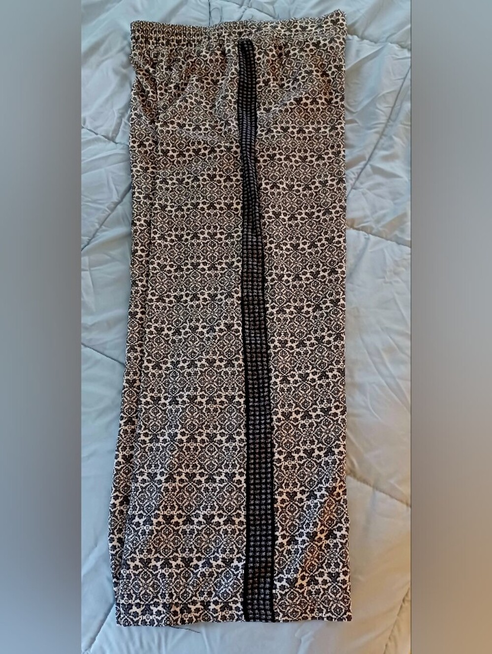 Black and White Patterned Max Studio Wide Leg Pant with Side Stripe